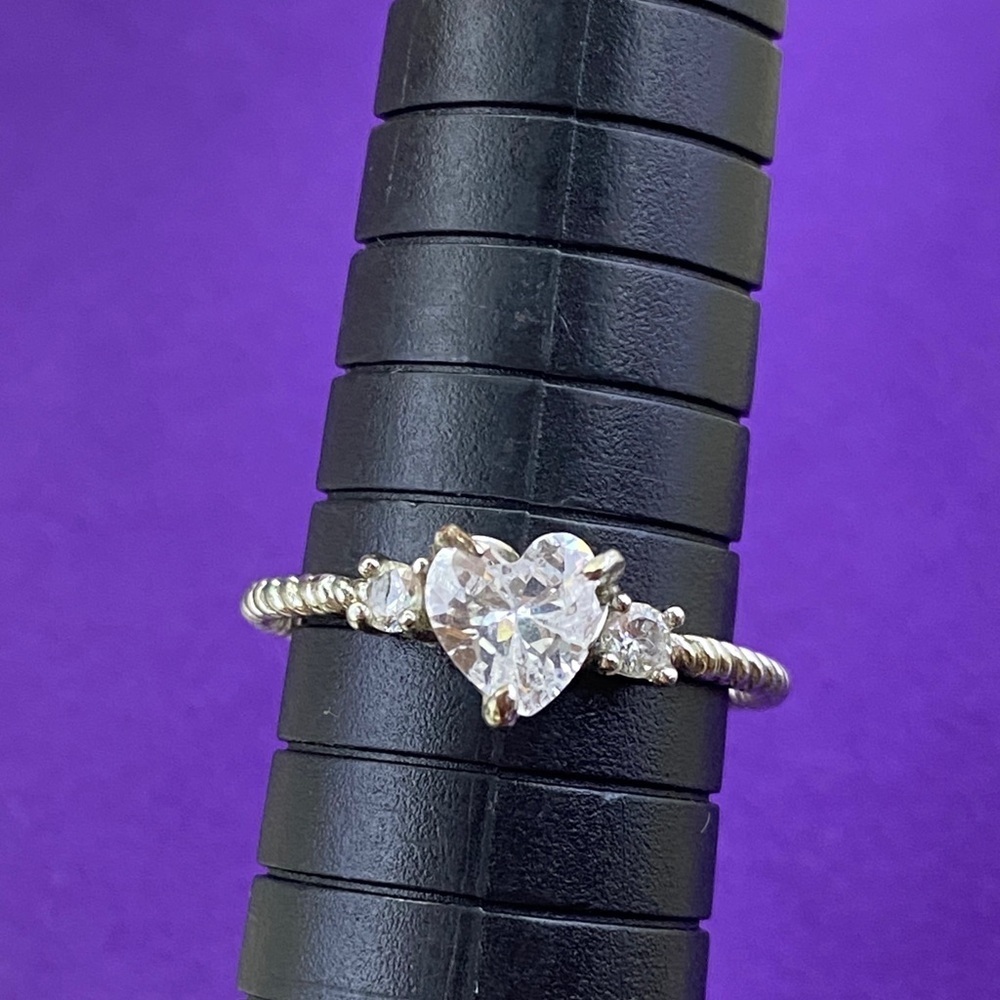 💛 Elegant Rhodium Plated Heart-Shaped CZ Ring - Picture 4 of 5